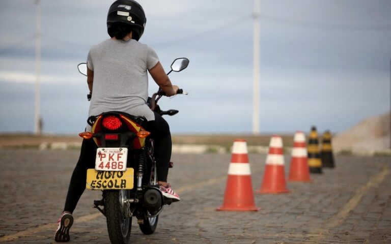 What steps are to be followed to get a motorcycle license in Dubai?