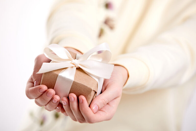 Corporate Gift Etiquette in Singapore: Dos and Don’ts